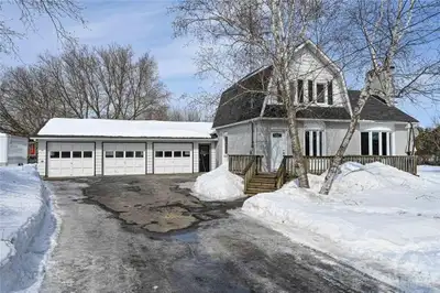 Want country living without giving up city amenities? This is a great place to call home. Sitting on...