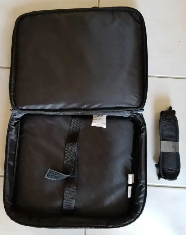 LAPTOP CASE in Laptop Accessories in Markham / York Region - Image 2