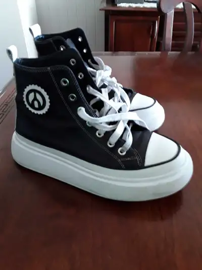 Découvrez ces souliers de sport pour femmes, arborant un design montante distinctive et une semelle...