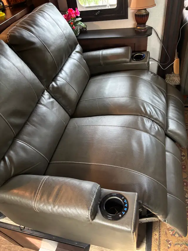 Rare front living room: 2019 Jayco North Point in Travel Trailers & Campers in Red Deer - Image 21