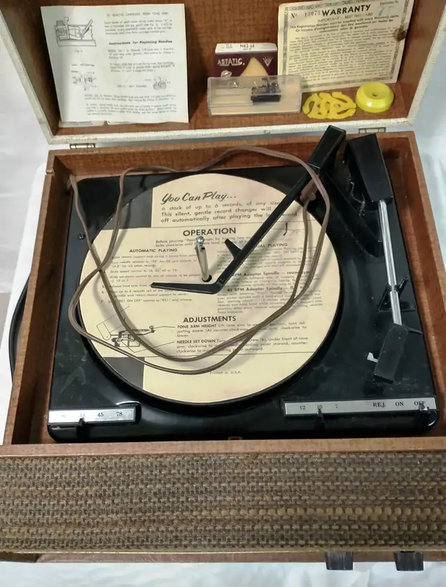 Vintage RCA phonograph in Arts & Collectibles in Sudbury - Image 2