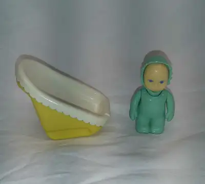 Vintage Little Tikes Dollhouse Baby Infant Figure Green + Yellow/White Car Seat Baby Carrier Chair C...
