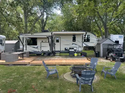 2021 Forest River Flagstaff Fifth Wheel 37’ length Rear kitchen with full sized appliances King size...