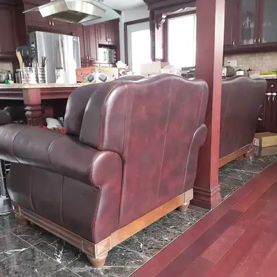 Causeuse + chaise fauteuil en cuir véritable valeur $2400 set di, View more