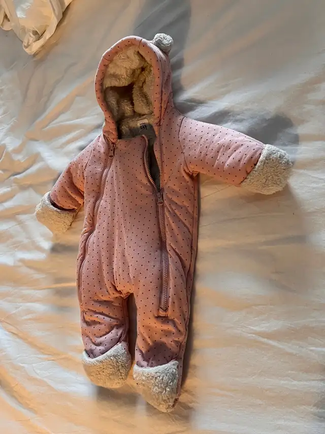 Baby Gap bathing/ snowsuit newborn up to 7 Ibs in Bathing & Changing in Ottawa - Image 3