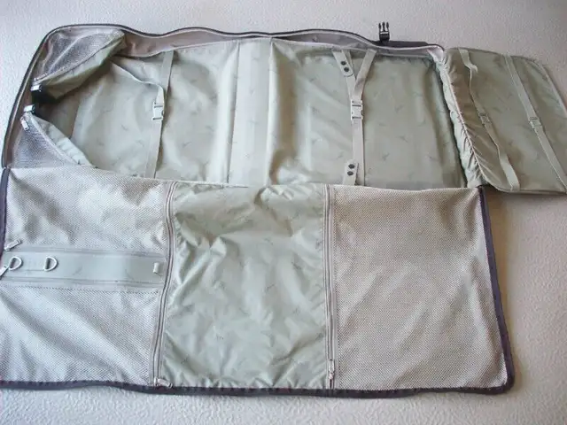 valise pour robe/ habit de voyage  Skyuary comme neuve in Men's in Laval / North Shore - Image 7
