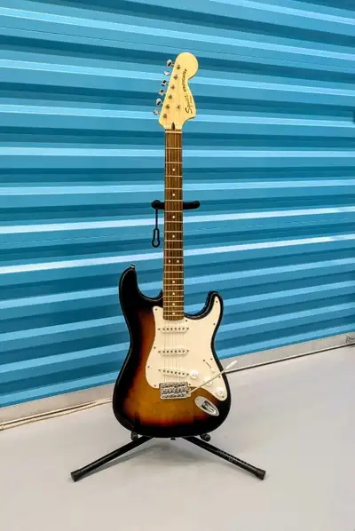 Squier Vintage Modified Stratocaster – 3-Tone Sunburst, View more