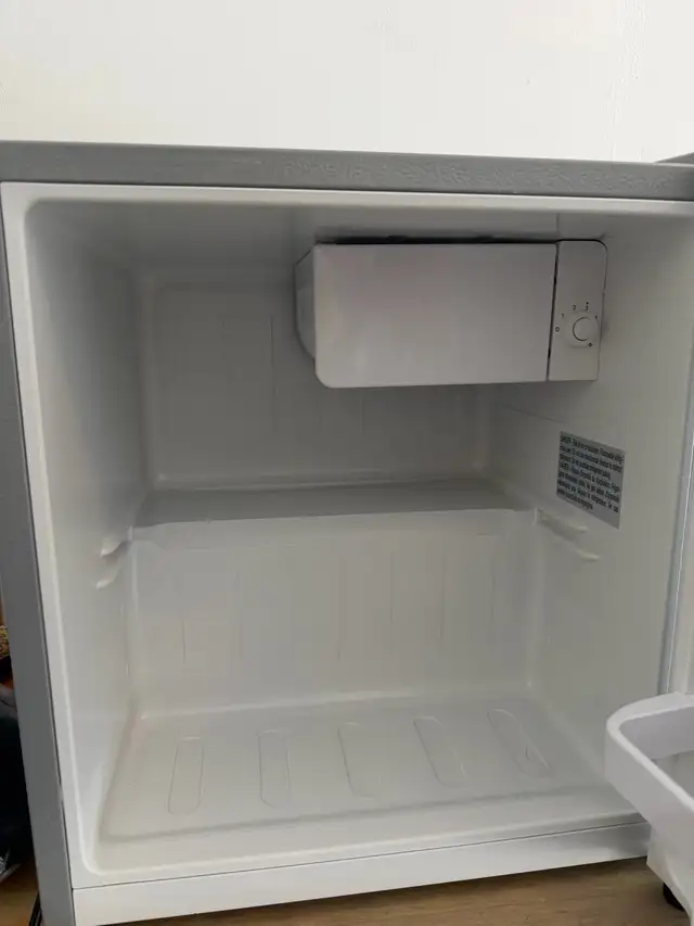 Frigidaire fridge 1.6 Cu ft. in Refrigerators in Mississauga / Peel Region - Image 3