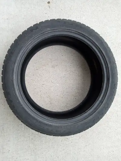 4 pneus d'hiver Nexen 225/45R18 à vendre, en très bonne condition et très peu utilisés.