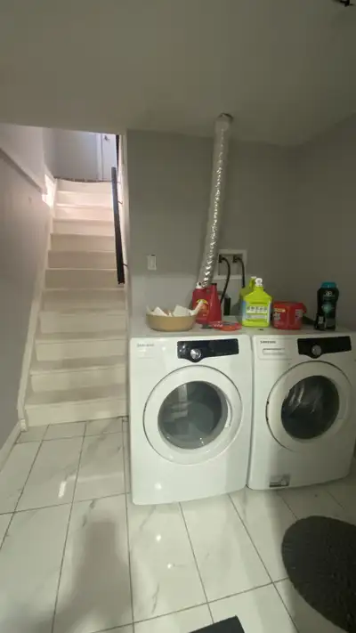 位于Denison and Markham rd 2房一厅一卫还有一个车位 地下室出租。 优越的地理位置， 近太古生活便利，Middlefield社区，五大银行、中西超市、Costco 、沃尔玛、社区...