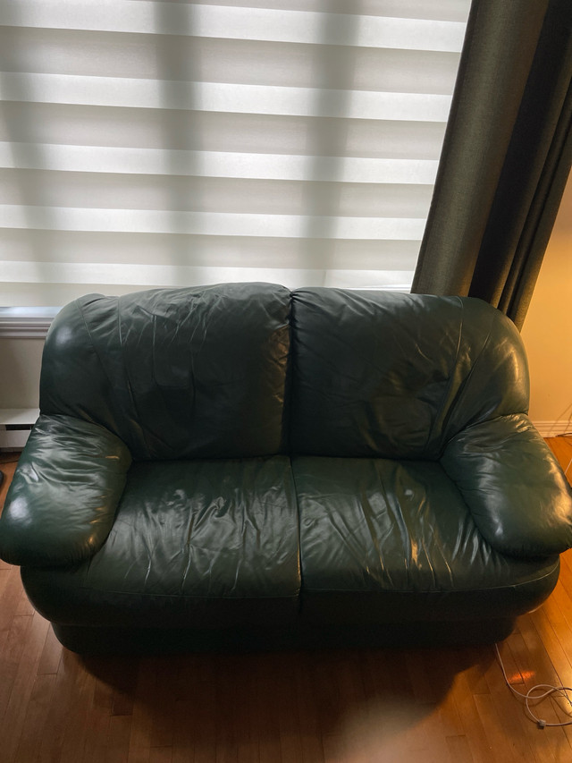 2 causeuses (250$ chacune) en cuir véritable ( love seat)  dans Sofas et futons  à Longueuil/Rive Sud - Image 3