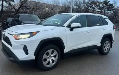 2021 Toyota RAV4 LE AWD - one owner - clean title no accidents. Like new one owner - white exterior,...