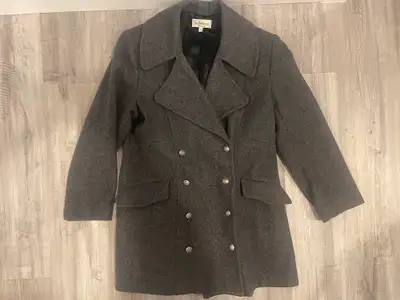 Excellent used condition, no signs of wear. ✅ Two front bottom flap pockets ✅ Double breasted ✅ Made...