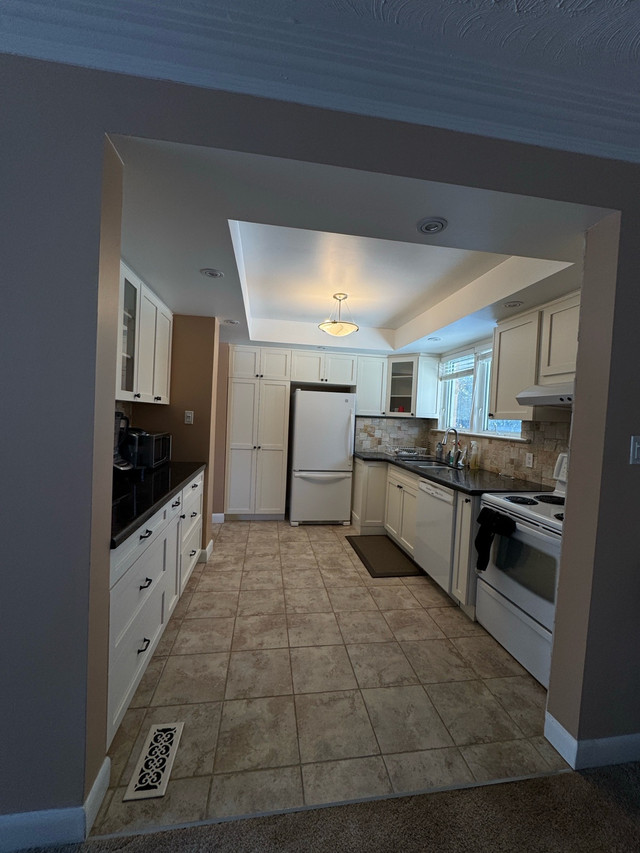 private room available  in Room Rentals & Roommates in Oakville / Halton Region - Image 4
