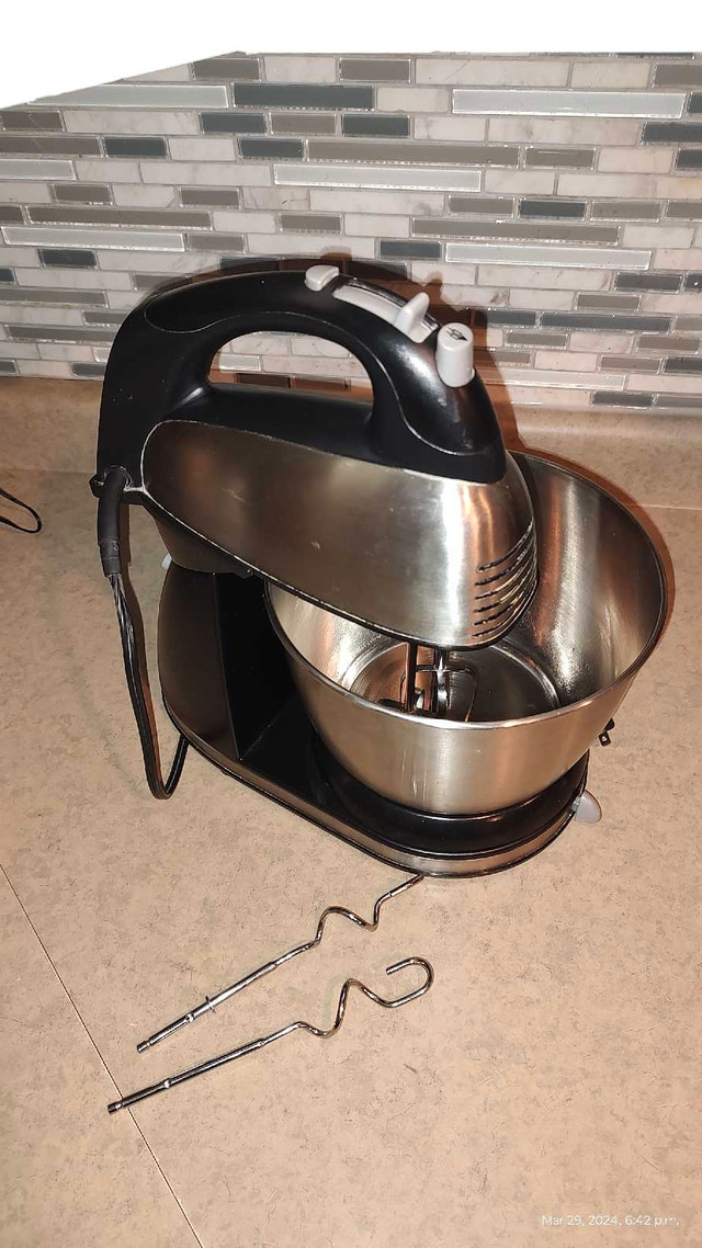 Mixer with a stand and bowl in Other in Oakville / Halton Region - Image 4