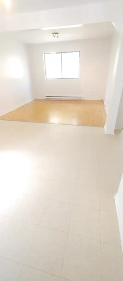 5 1/2 a louer $1,650/mois, Stationnement inclus Quartier résidentiel 12265 Roland Paradis Montreal,...