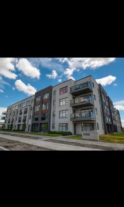 4 1/2 au Dix 30 sur deux etages, GARAGE + LOCKER, pres du REM