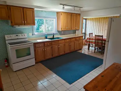 Furnished Townhouse 2 Bed + Den Utilities Incl Short Term