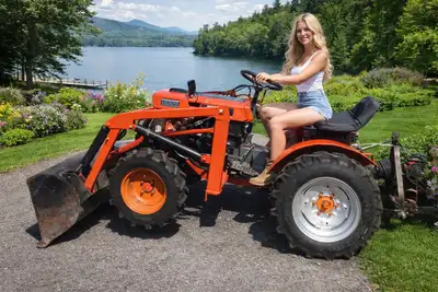 Kubota b6100 loader tractor Works great Has snow blower Strong downward pressure Everything works gr...