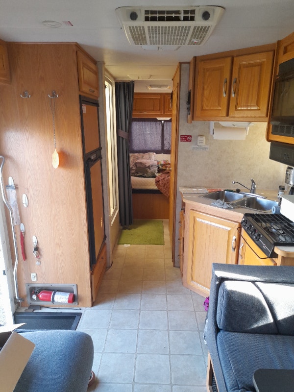 2005 Majestic 28ft Class C Motorhome C/W 2004 Saturn ION Toad RVs