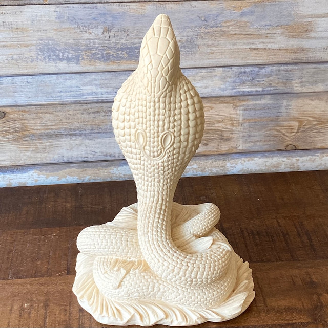 RARE FIND  HIGHLY COLLECTIBLE EGYPTIAN WHITE COBRA STATUE in Arts & Collectibles in Moose Jaw - Image 4