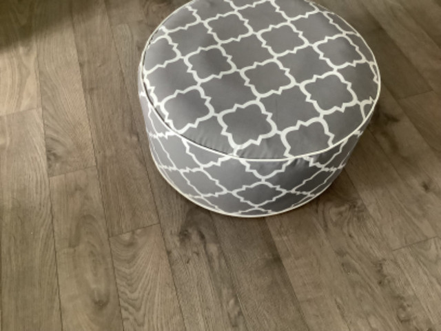 Pouf pour extérieur mais peut être utiliser aussi à l’intérieur dans Sofas et futons  à Saint-Jean-sur-Richelieu - Image 2