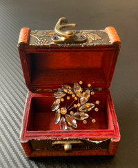 VINTAGE BROOCH + JEWELRY BOX