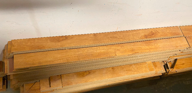 Laminate flooring dans Planchers et murs  à Penticton