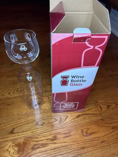 Novelty wine glass fits the whole bottle - brand new (open box) Cash only. No etransfer. Pick up onl...
