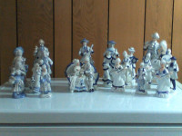 Lot - 19 figurines en porcelaine, époque des Rois français