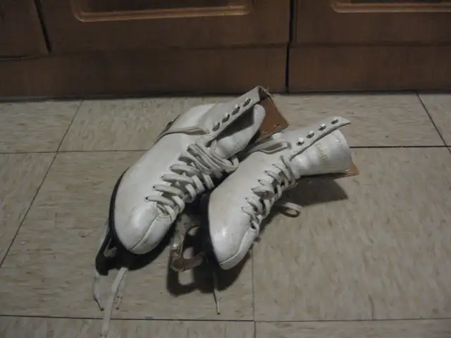 Vintage Delta Pro Women Ice Figure Skates Size 8 in Skates & Blades in Ottawa - Image 2