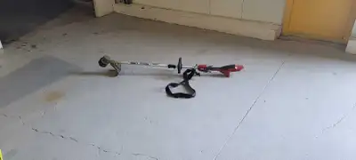 This pre-owned Toro string trimmer is a reliable tool designed to keep your lawn edges tidy and pris...