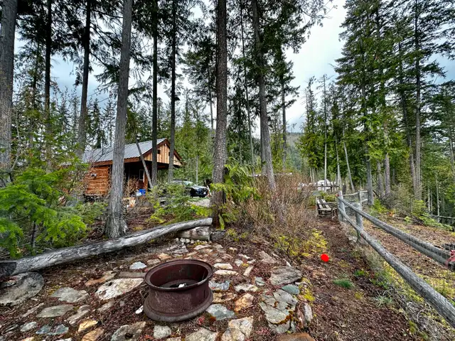 Cabin for sale on leased land in Houses for Sale in Vernon - Image 2