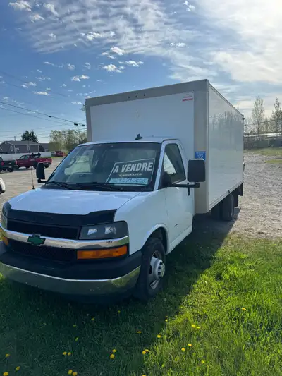 Chevrolet Express 3500 2019 185000km Moteur 6L à gaz Rail gate capacité 2200lbs Viens avec 6 pneus d...