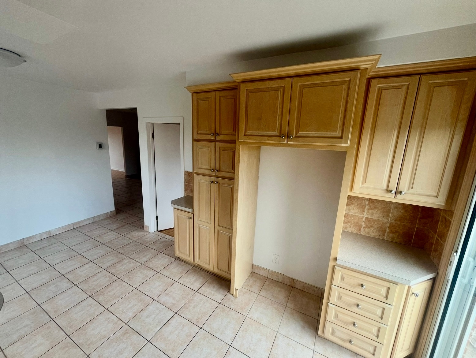 6 1/2 Large Apartment St-Leonard rue Belanger — photo 2