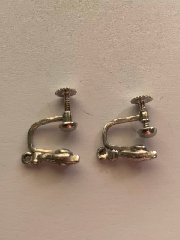 Sterling Silver Clip-On Earrings with Leaf Pattern in Jewellery & Watches in Edmonton