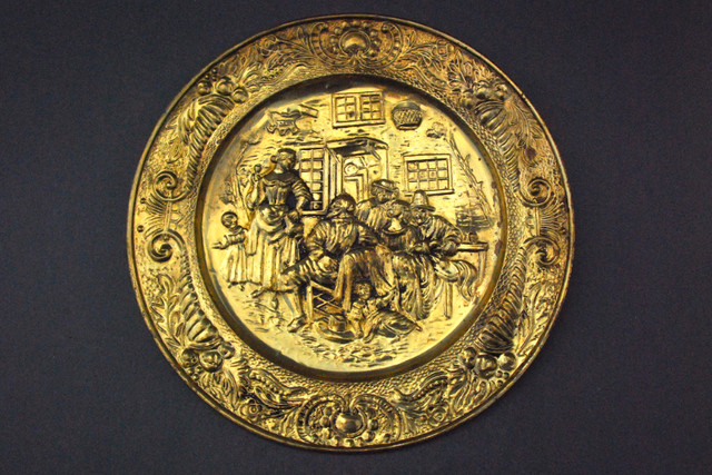Pair of Vintage Brass Decorative Plates -  England - 14" in Arts & Collectibles in City of Toronto - Image 2