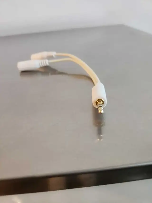 Headphone Splitter in Cables & Connectors in Hamilton - Image 4