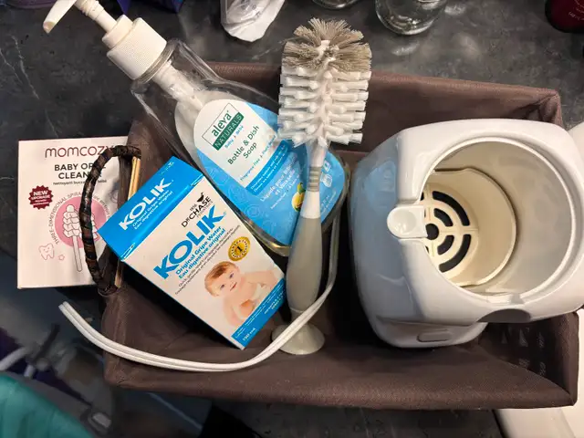 Baby Bottle Sterilizer and 7 bottles62854391325315123