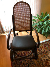 Bentwood rocking chair/ chaise à bascule en bois courbe
