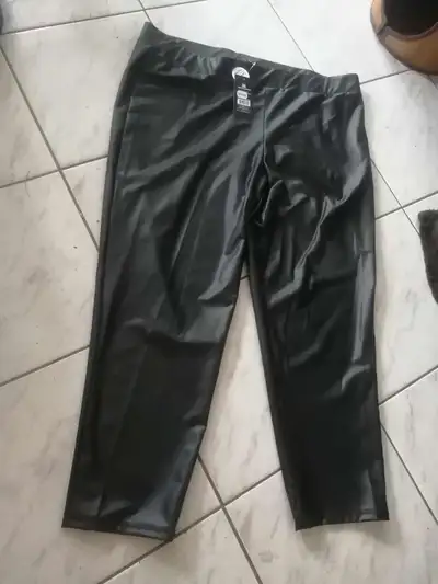 PANTALON NOIR FLAMBANT NEUF 3X   18   20 ANS ENVIRON 10$ SHAWI S, View more
