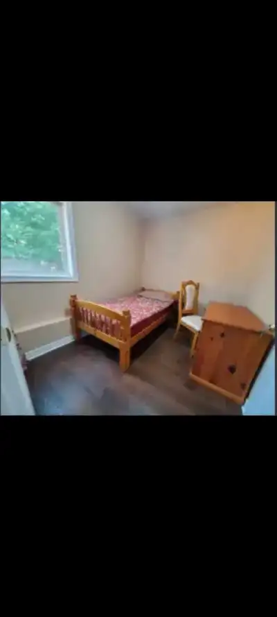 Bright Furnished Room for Rent in Scarborough, Morningside & Lawranc: Available now. Location: Walki...