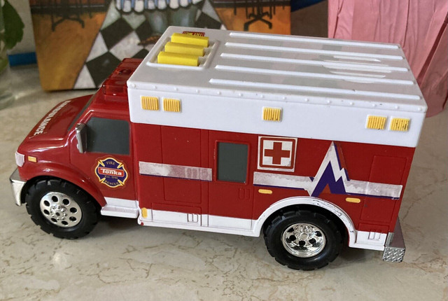 COLLECTION TONKA AMBULANCE FIRE RESCUE AVEC SONS ET LUMIÈRES  in Toys & Games in Gatineau