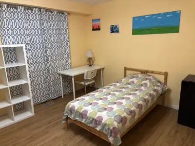 $850 | Bright, Spacious Furnished Room w/ Balcony – Finch & Bathurst Available: Immediately Rent: $8...