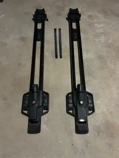 This is a barely used Yakima Highspeed roof rack for any bikes using a 15mm or 20mm axle. Sturdy eno...