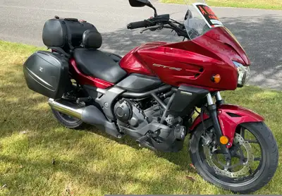 Unique propriétaire,moto bien entretenue, 48,700km, légère et siège très bas. Pneu arrière neuf,huil...