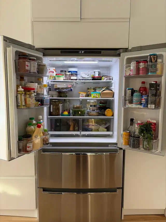 33’’ counter depth 4 doors LG Refrigerator in Refrigerators in City of Montréal - Image 3