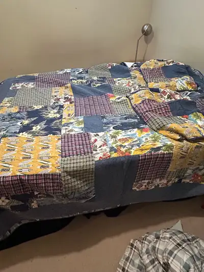 Double/Queen size quilt with pillow shams, View more