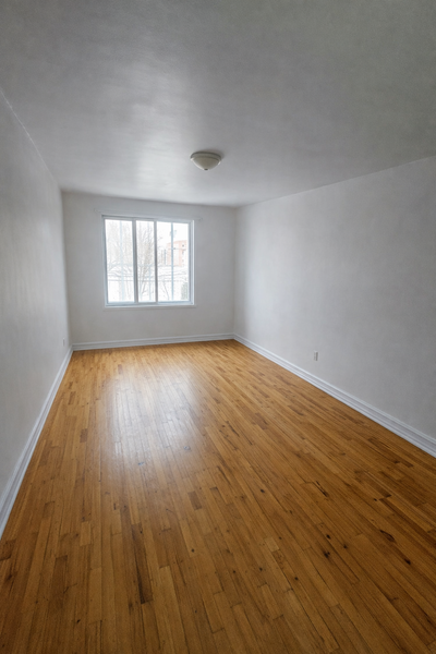 *Peinture diponible en blanc* Logement 4 ½ situé au 2e étage d’un immeuble tranquille au 4210 rue Je...