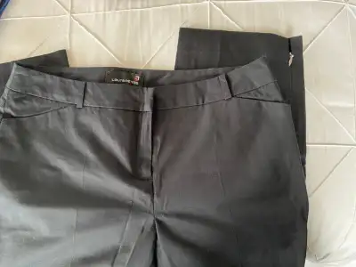Laura Petites Black Capri - Size 8, View more